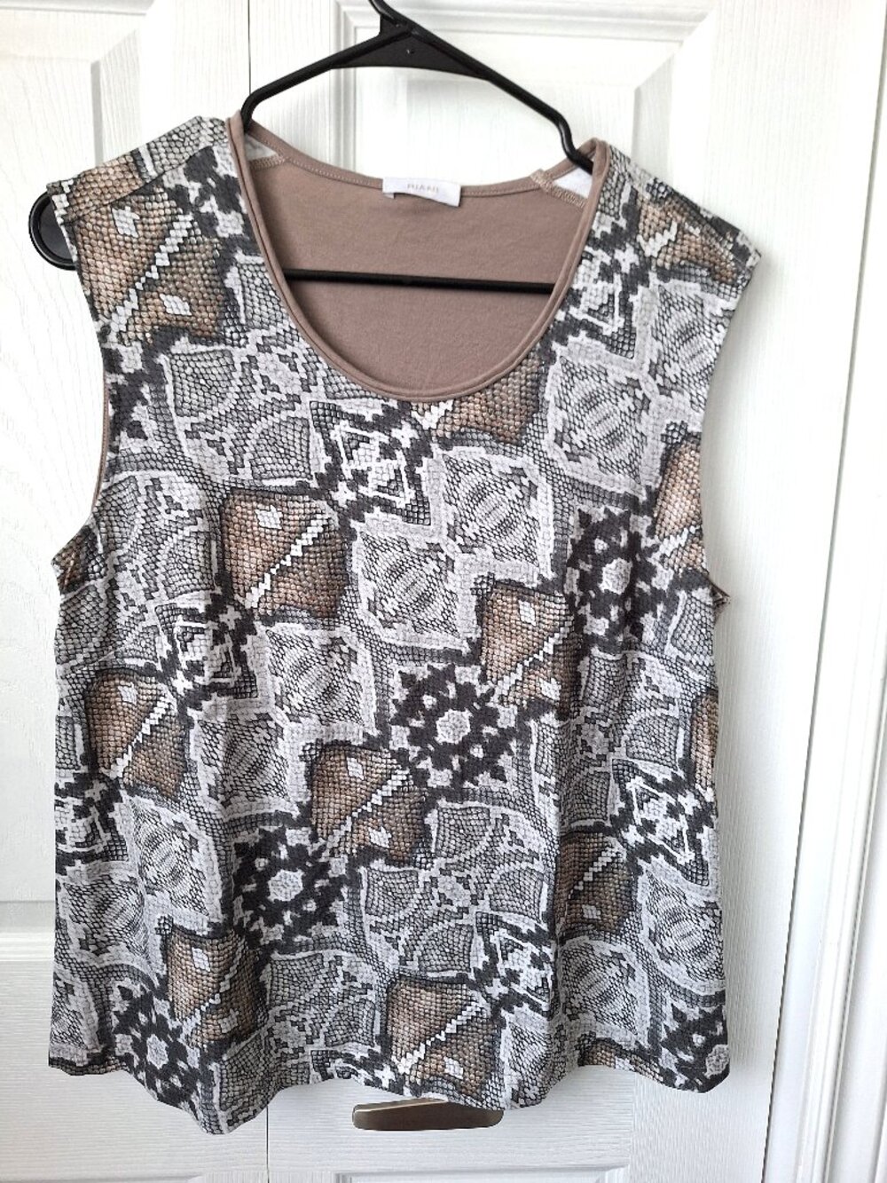 RIANI Snake Print Sleeveless Top